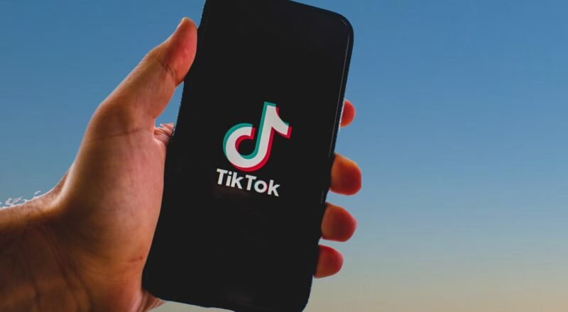 tiktok, tik tok, app, smartphone, iphone, tik tok banned, screen, mobile, technology, sky, nature, tik tok china, palm